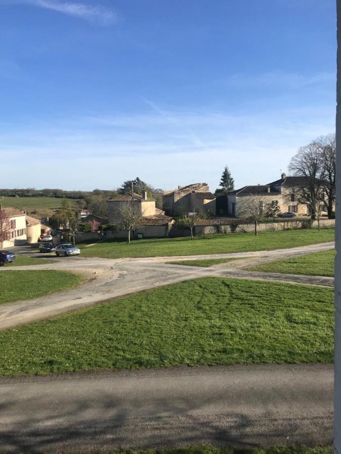 Charmant Studio meublé Montignac-Charente Extérieur photo