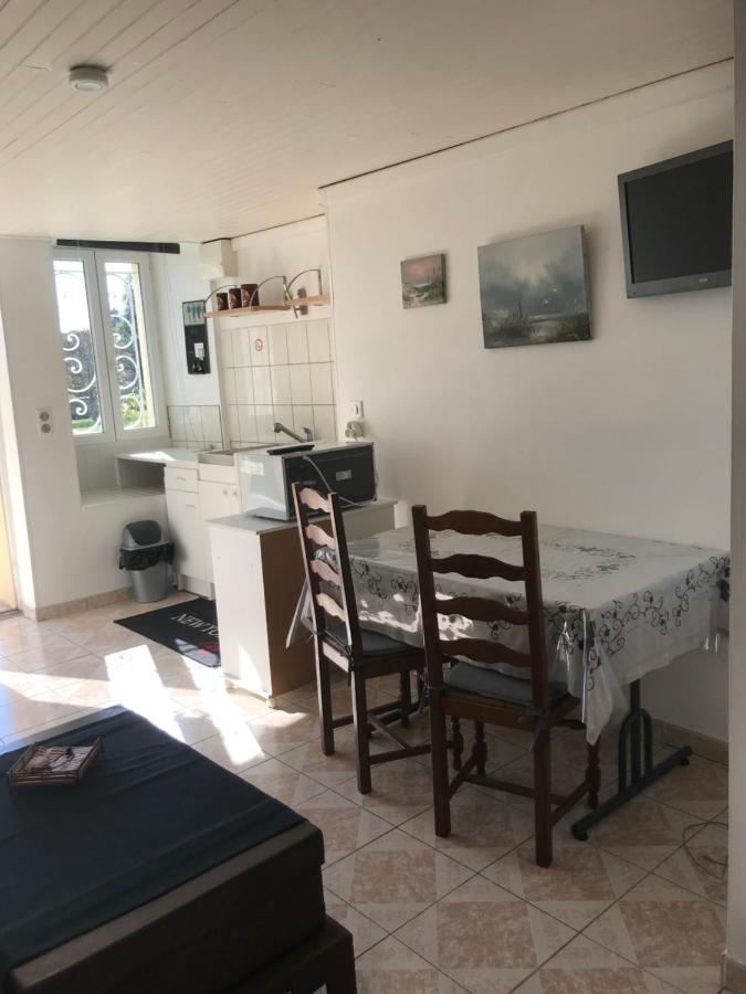 Charmant Studio meublé Montignac-Charente Extérieur photo